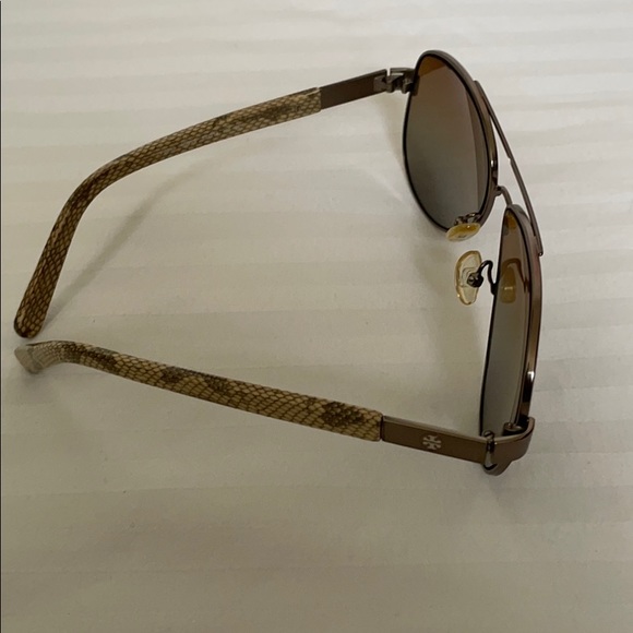 ❌SOLD❌ Tory Burch Snakeskin Aviator Sunglasses - Picture 5 of 10